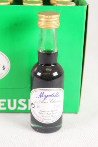 Twenty-four bottles of des Peres Chartreux Myrtille 30ml 21% abv in one lot